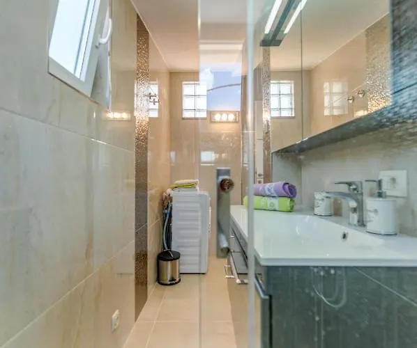 Marin,seaview,terrace With Massage Hot Tube,grill Place,parking Appartement Trogir