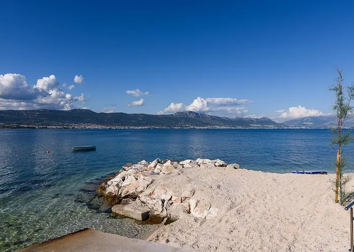 Marin,seaview,terrace With Massage Hot Tube,grill Place,parking Appartement Trogir